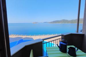 uma varanda com vista para o oceano numa praia em La finestra sul mare em Cagliari