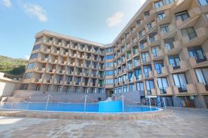 um grande edifício com uma piscina na frente em La finestra sul mare em Cagliari mais 11 fotografias