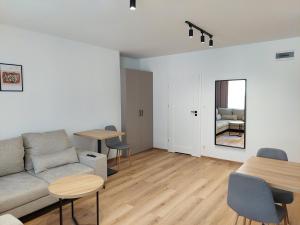 un soggiorno con un divano e un tavolo di Apartament dwuosobowy A07 w Welle a Grzybowo