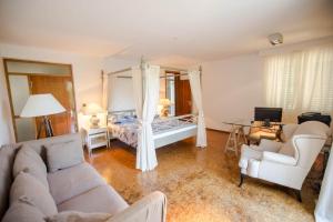 Posteľ alebo postele v izbe v ubytovaní Unforgettable Orebic Retreat 8 Bedrooms Villa Peljesac Majestic Tranquil Oasis With Private Pool Breathtaking Adriatic Views