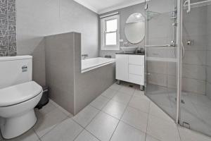Ένα μπάνιο στο 3-Bedroom House in Ultimo Good for 10 Guests