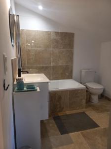 Ένα μπάνιο στο Chambre et salle de bain privée dans un Mas en Provence