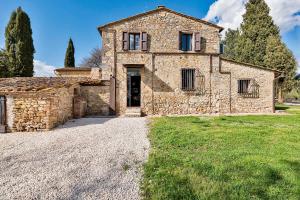 an old stone house with a stone driveway at Agriturismo Tenuta Di Mensanello in Colle Val D'Elsa