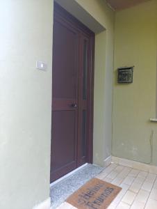 a purple door in a room with a welcome mat at Valentin Monfalcone Apartment near Fincantieri and Marina Julia in Monfalcone
