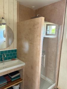 Koupelna v ubytování Delwenn gîte 4 personnes + 21 fotografií