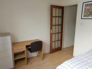 1 dormitorio con escritorio y 1 cama en Glasgow Room near Glasgow City Centre, en Glasgow