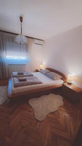 ビハチにあるVilla Behićの大きなベッドとシャンデリアのある寝室