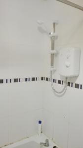 baño con lavabo y una luz en la pared en Glasgow Room near Glasgow City Centre, en Glasgow