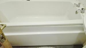 bañera blanca en el baño en Glasgow Room near Glasgow City Centre, en Glasgow 1 foto más