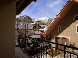 balcón con vistas a una montaña nevada en Appartement 4 pièces pour 6 personnes, 4*, exposition Sud-Ouest, Valloire, proche télécabine et commerces - FR-1-263-362, en Valloire
