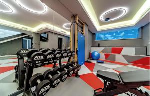 ein Fitnessstudio mit vielen Stühlen in einem Zimmer in der Unterkunft Lovely Home In Marina With Sauna in Marina