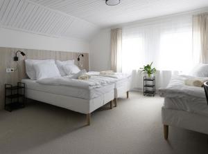 Hotel Sport Houštka : غرفة نوم بيضاء مع سريرين ونافذة +69 صورة