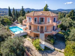 Nespecifikovaný výhled na hory nebo výhled na hory při pohledu z vily