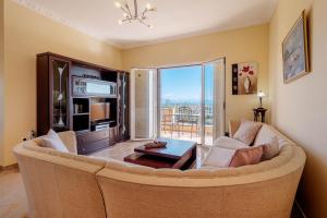 TV a/nebo společenská místnost v ubytování Villa Saint John, by Estia