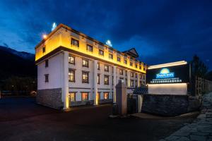 Nespecifikovaný výhled na hory nebo výhled na hory při pohledu z hotelu