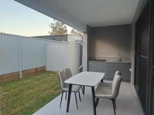 Μπαλκόνι ή βεράντα στο Comfortable Room in Modern and Peaceful Home - NR8