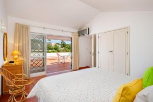 Postel nebo postele na pokoji v ubytování Villa Quadradinhos 38Q 4 Bedrooms Private Pool Short Walk To The Beach + 20 fotografií