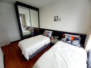 シャー・アラムにあるDream Homes at i-City - WiFi TV Box and 1 Carparkのベッド2台と大きな鏡のある寝室