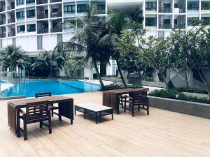 シャー・アラムにあるDream Homes at i-City - WiFi TV Box and 1 Carparkのプールサイドのパティオ(テーブル、椅子付) +7枚の写真