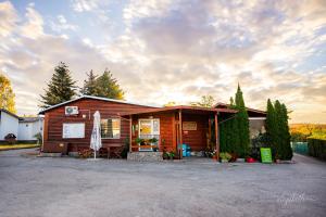 Το κτήριο όπου στεγάζεται  το κάμπινγκ