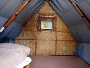 Zimmer mit einem Bett und einem Fenster in einem Zelt in der Unterkunft Serene Farmhouse Retreat in Alfonso, Cavite - Perfect for Family Getaways in Alfonso + 55 Fotos