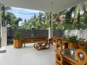 eine Gruppe von Bänken auf einer Terrasse in der Unterkunft Serene Farmhouse Retreat in Alfonso, Cavite - Perfect for Family Getaways in Alfonso