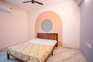 Postel nebo postele na pokoji v ubytování Golden Crest Service Apartments