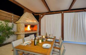 Fotografia z galérie ubytovania Stunning Brac Villa 5 Bedrooms Villa Infinite Stunning Sea Views Seafront Location Sutivan v Sutivane