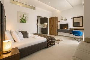 ein Schlafzimmer mit einem Bett, einem Schreibtisch und einer Couch in der Unterkunft Hotel RESIDENCE in Ulcinj
