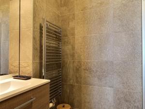 Koupelna v ubytování Magnifique appartement neuf avec grande terrasse et parking, Plagne 1800 - FR-1-455-160 + 11 fotografií