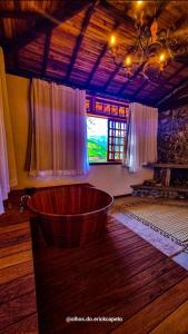 バナナウにあるFazenda Capuavaの窓のある部屋にある浴槽