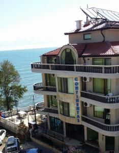 a building with a view of the ocean at Hotel Continental in Kiten