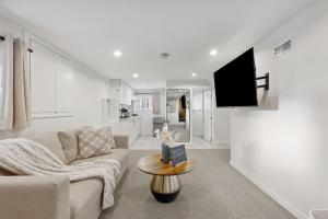 Μια τηλεόραση ή/και κέντρο ψυχαγωγίας στο Cozy 2BR Family Suite with King Beds and Parking for 8 Guests