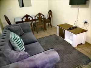 un salon avec un canapé et une table dans l'établissement The Grace House 46A, à East London