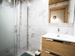 a bathroom with a shower and a sink at Chalet 3 Pièces, 6 Pers., Exposition Sud avec Terrasse et Parking Privatif - FR-1-676-192 in Châtel