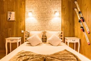 a bedroom with a bed with skis on the wall at L'appart Chalet - Sauna - HyperCentre - Ambiance montagne in Rouen