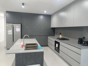 Gallery image of Comfortable and Modern Queen Room in Guildford Home - NR9 in Guildford