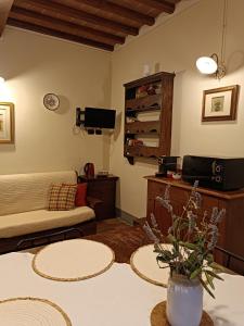 A television and/or entertainment centre at Agriturismo La Provenca