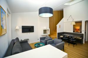 a living room with a couch and a table at Elegante appartmento nel quadrato d'oro a St Tropez in Saint-Tropez