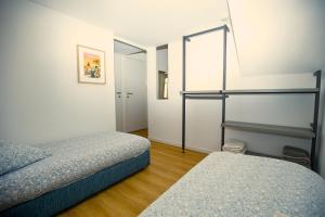 a bedroom with two beds and a book shelf at Elegante appartmento nel quadrato d'oro a St Tropez in Saint-Tropez