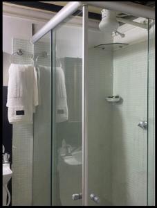 リオデジャネイロにあるApartamento compacto centro Rioのバスルーム(シャワー、シンク、タオル付) +12枚の写真
