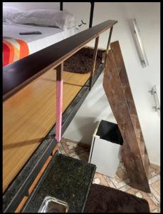リオデジャネイロにあるApartamento compacto centro Rioのベッドルーム1室(二段ベッド1台、二段ベッドへのはしご付)