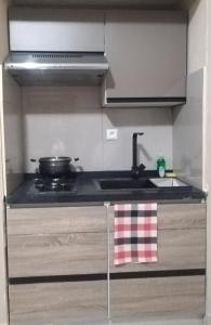 a kitchen with a sink and a stove at Milestone City Appartements-Pas de delestage-Restaurant-Près Tsimbazaza-Vue Palais de la Reine in Antananarivo