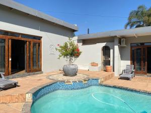 Πισίνα στο ή κοντά στο Waterkloof Glen Guest House