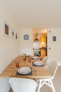 NorwoodにあるBeautiful and Modern 2 Bed Flat in Greater Londonの木製のテーブルと白い椅子のあるダイニングルーム +19枚の写真