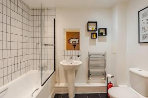 NorwoodにあるBeautiful and Modern 2 Bed Flat in Greater Londonの洗面台、シャワー、トイレ付きのバスルーム