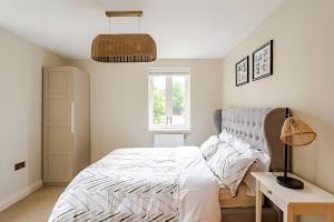 NorwoodにあるBeautiful and Modern 2 Bed Flat in Greater Londonのベッドと机と窓のある寝室