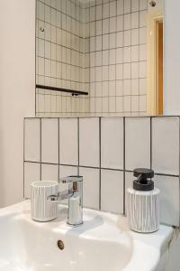 NorwoodにあるBeautiful and Modern 2 Bed Flat in Greater Londonのバスルーム(鏡付きの白い洗面台付)
