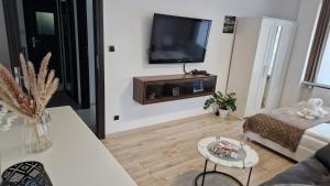 Telewizja i/lub zestaw kina domowego w obiekcie Apartament Rynek 40m2 Wrocław Stare Miasto