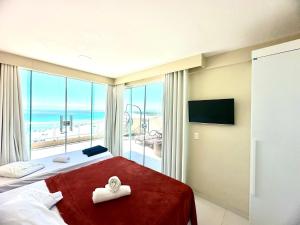 une chambre avec un lit avec vue sur la plage dans l'établissement Luxuosa Cobertura Vista Mar- Praia Grande, à Arraial do Cabo 27 autres photos